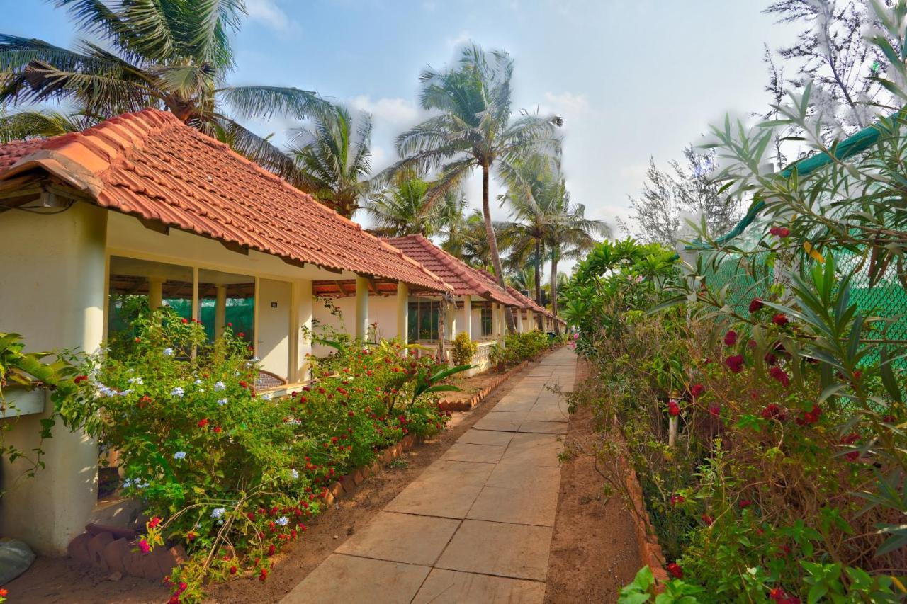 Morjim Holiday Beach Resort Exterior foto