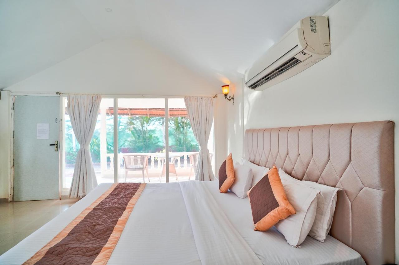 Morjim Holiday Beach Resort Exterior foto